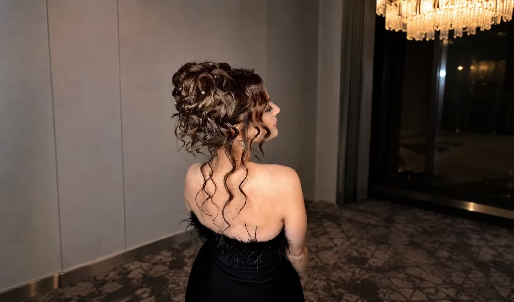 Elegantní společenský účes s vyčesanými vlnami, pohled zezadu