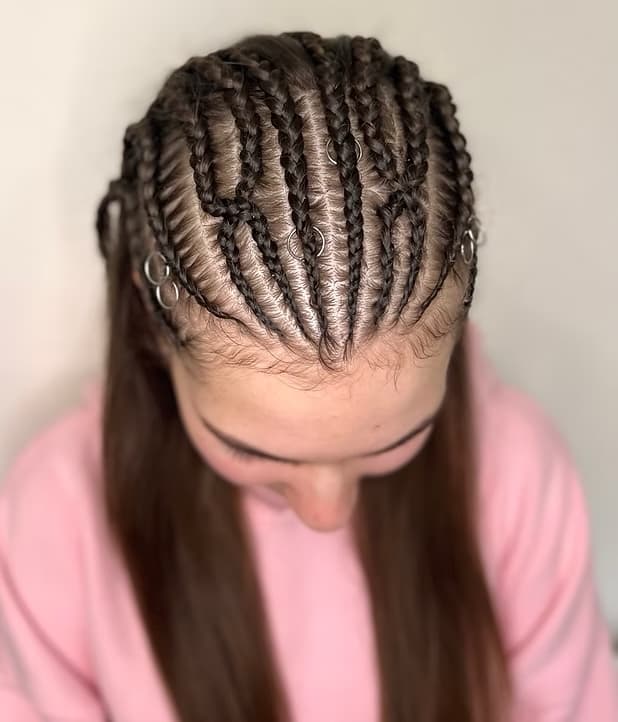 Cornrow copánky se stříbrnými manžetami