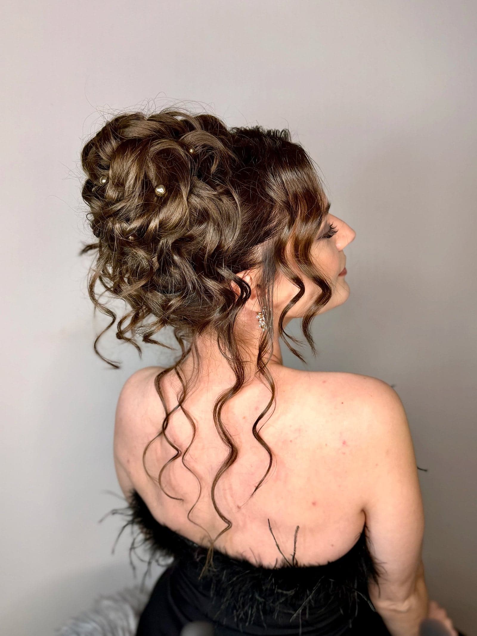 Volný messy bun účes